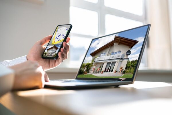 sguest searching for gold coast holiday rental on mobile phone